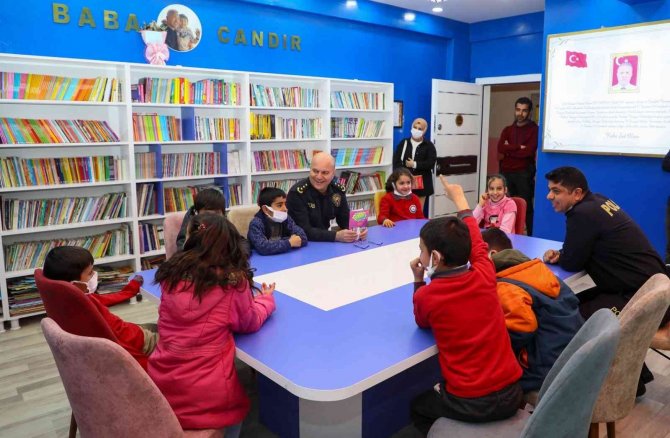 Hakkari Polisinden Kütüphaneye Kitap Desteği