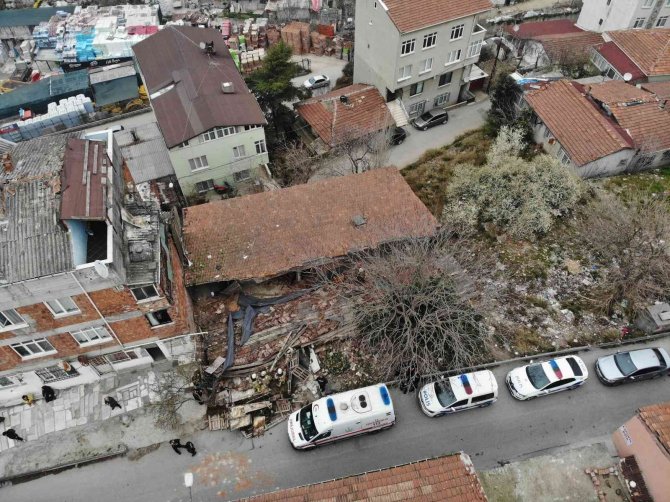 Ataşehir’de 2 Katlı Evin Çatısı Çöktü