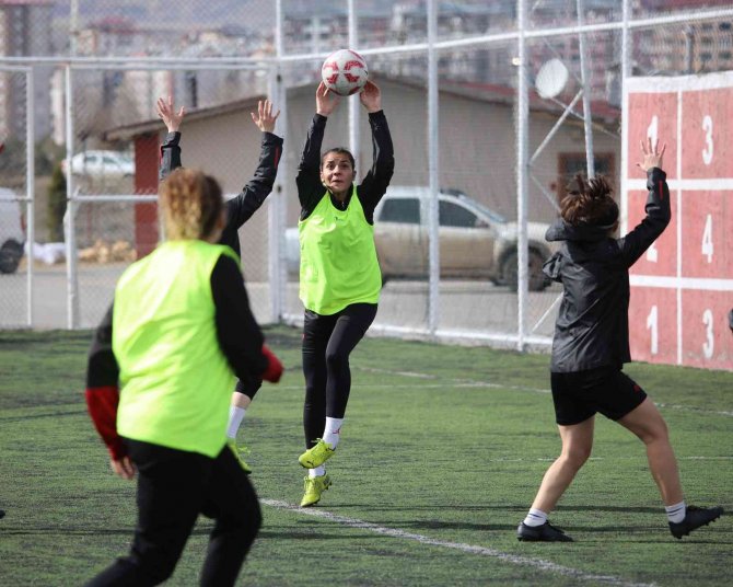 Sivasspor Kadın Futbol Takımı’nın Hedefi Trabzon