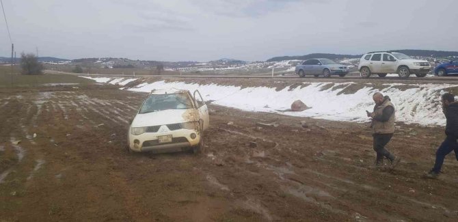 Lastiği Patlayan Pikap Takla Atıp Tarlaya Uçtu: 2 Yaralı