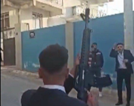 Balkondaki Çocuklara Aldırış Etmeden Ateş Açan Magandalar Yakalandı