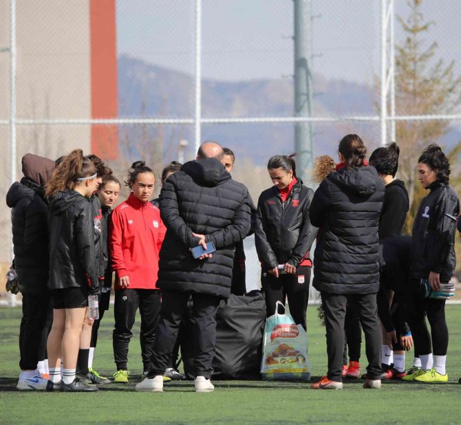 Sivasspor Kadın Futbol Takımı’nın Hedefi Trabzon