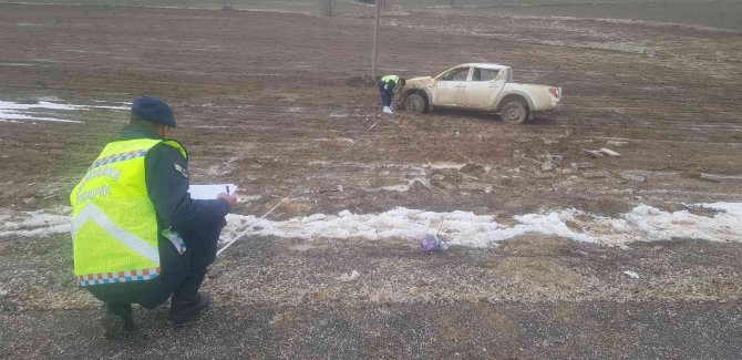 Lastiği Patlayan Pikap Takla Atıp Tarlaya Uçtu: 2 Yaralı