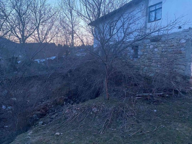 Heyelan Evde Hasara Yol Açtı