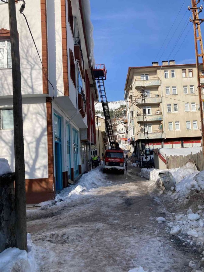 Tehlike Oluşturan Buz Sarkıntılarını İtfaiye Ekipleri Temizledi