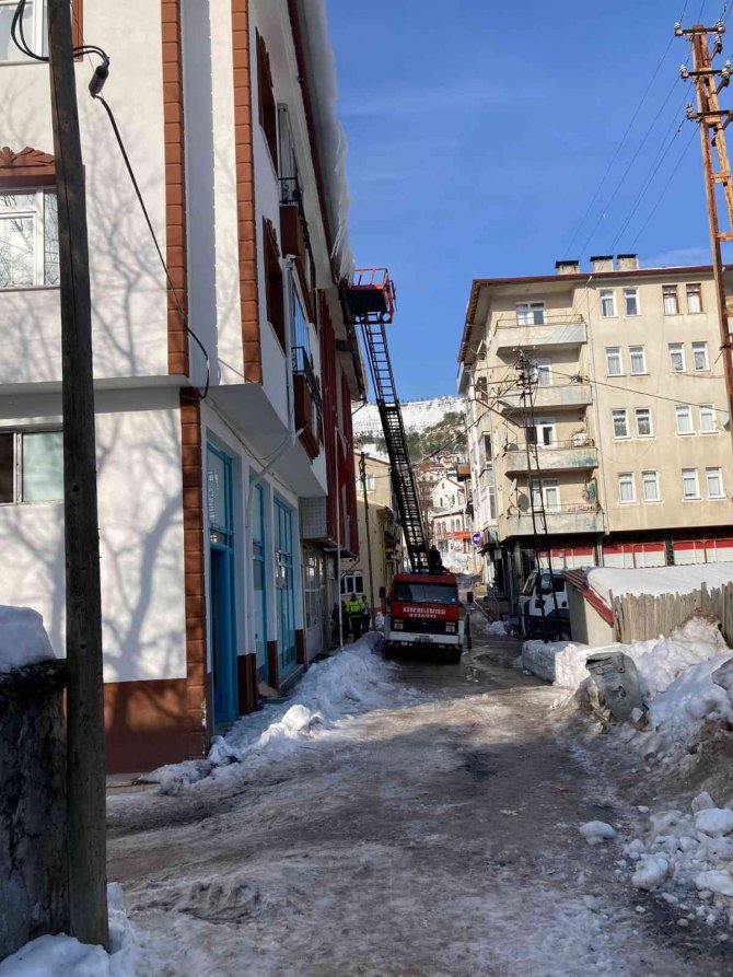 Tehlike Oluşturan Buz Sarkıntılarını İtfaiye Ekipleri Temizledi