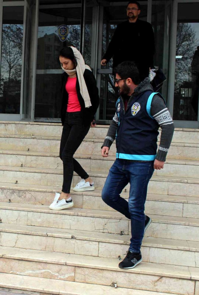 Evden Ziynet Eşyası Çalan Kadınlar Yakalandı