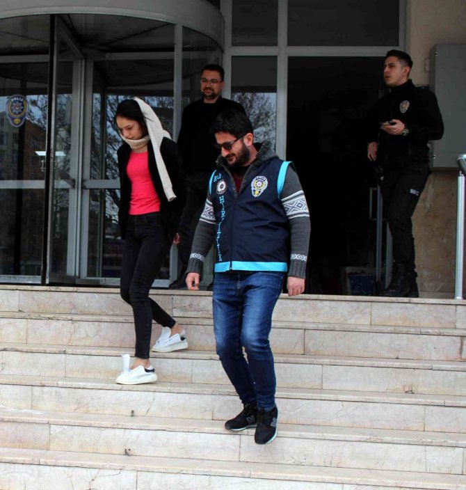 Evden Ziynet Eşyası Çalan Kadınlar Yakalandı