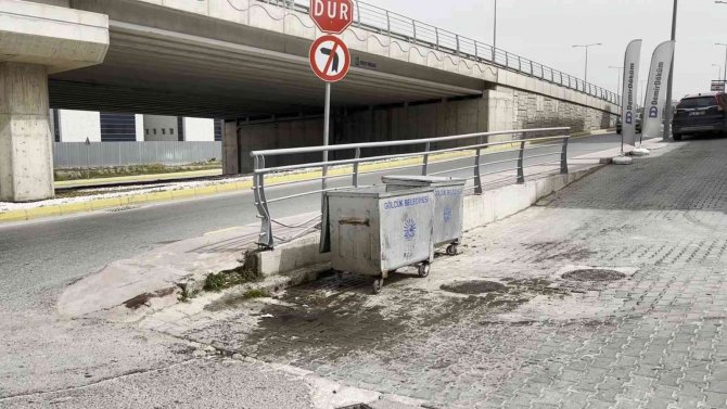 Sürat Motoru Önce Ticari Araç İle Çarpıştı, Sonra Bariyerlere Girdi: 1’i Ağır, 2 Yaralı