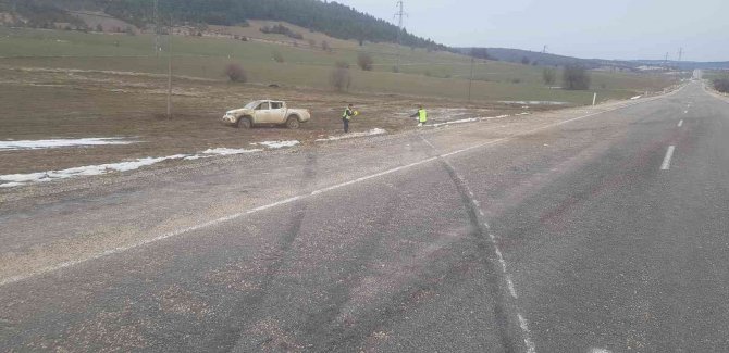 Lastiği Patlayan Pikap Takla Atıp Tarlaya Uçtu: 2 Yaralı