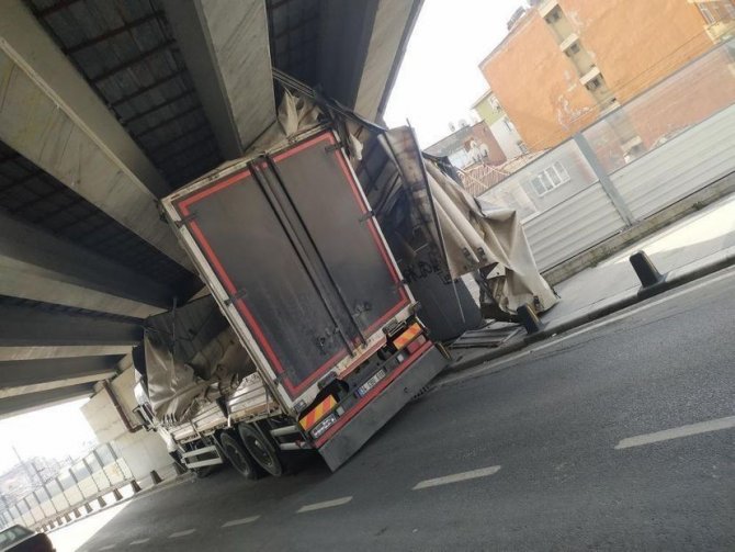 Küçükçekmece’de Tır Köprüye Sıkıştı