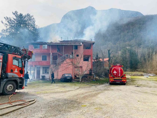 Yenice’de Çatı Yangını Büyümeden Söndürüldü