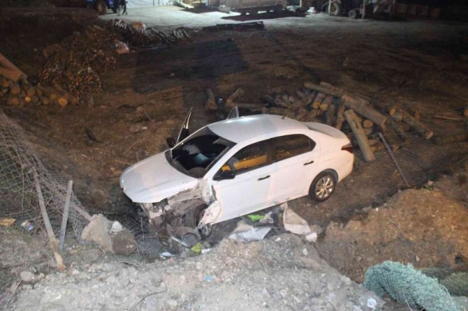 Kontrolden Çıkan Otomobil Kütük Dolu Alana Uçtu: 1 Yaralı
