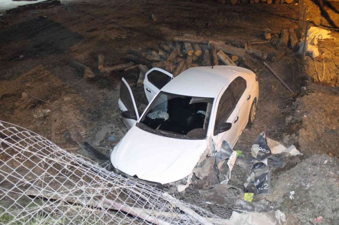 Kontrolden Çıkan Otomobil Kütük Dolu Alana Uçtu: 1 Yaralı