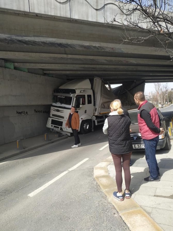 Küçükçekmece’de Tır Köprüye Sıkıştı