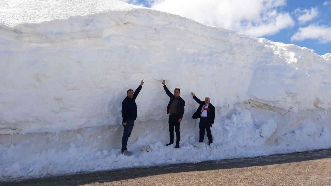 Beyaz Örtüyle Kaplı Nemrut Dağı’nın Yolu Açılıyor