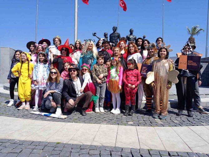Kuşadası’ndan ’Yaşasın Tiyatro’ Sesleri Yükseldi