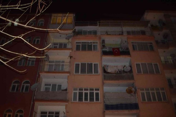 Malatya’da Kolonlarında Çatlama İddiasıyla Bir Apartman Tahliye Edildi
