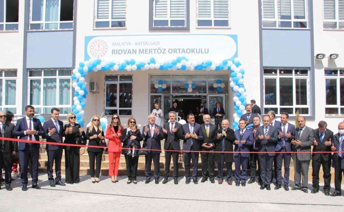 İ̇şadamı Rıdvan Mertöz Tarafından Yapılan Ortaokulun Açılışı Yapıldı
