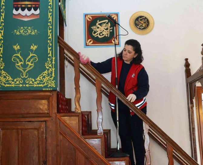 Menteşe’de Camilere Ramazan Temizliği