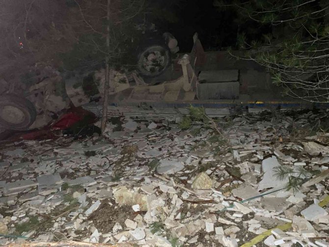Mermer Yüklü Tır Takla Attı: 1 Yaralı