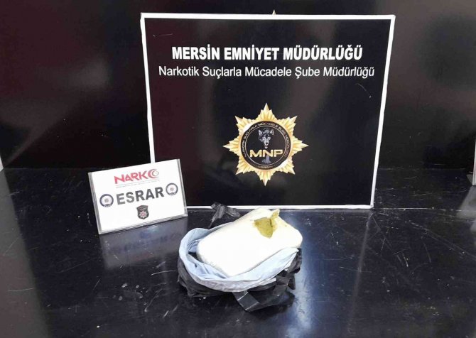 Otomobilin Havalandırma Izgarasında 940 Gram Esrar Ele Geçirildi