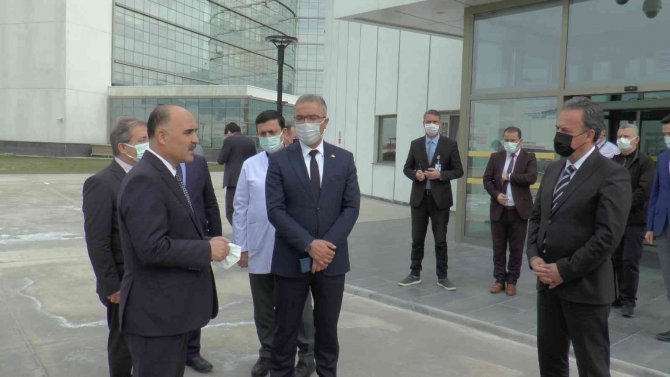 Pilavı Yiyen Zehirlendi: 250’ye Yakın Öğrenci Hastanede Gözlem Altına Alındı