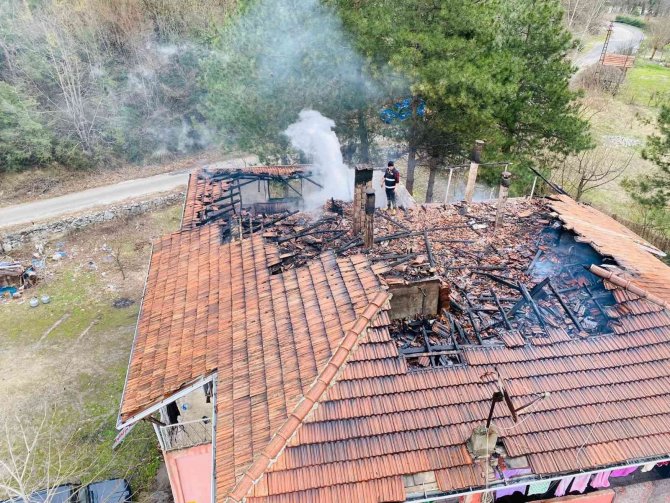 Yenice’de Çatı Yangını Büyümeden Söndürüldü