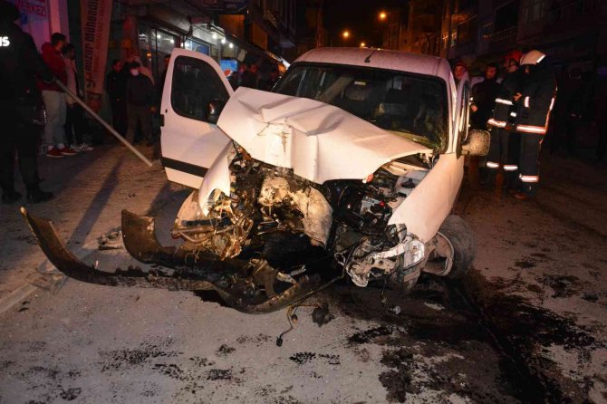 Kontrolden Çıkan Araç Caddeyi Birbirine Kattı: 1 Yaralı