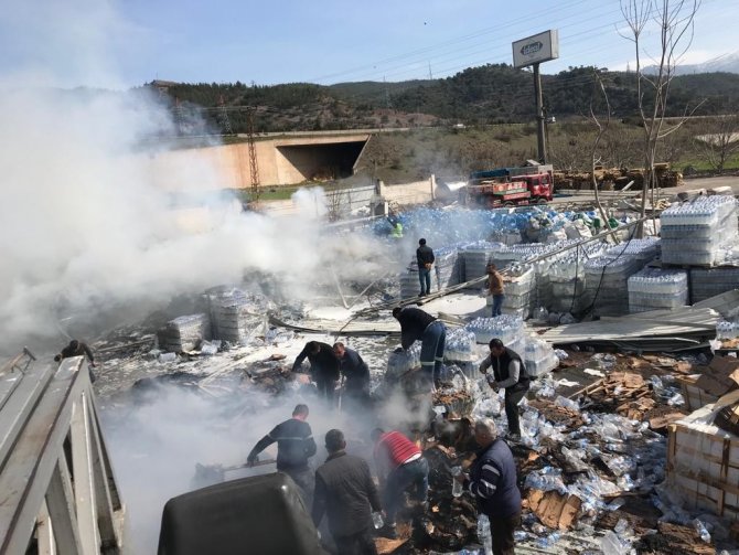 Su Fabrikasındaki Yangına Pet Şişeyle Müdahale