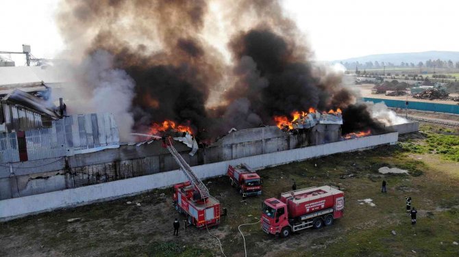 Geri Dönüşüm Fabrikasında Çıkan Yangın Havadan Görüntülendi