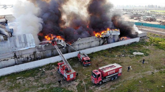 Geri Dönüşüm Fabrikasında Çıkan Yangın Havadan Görüntülendi