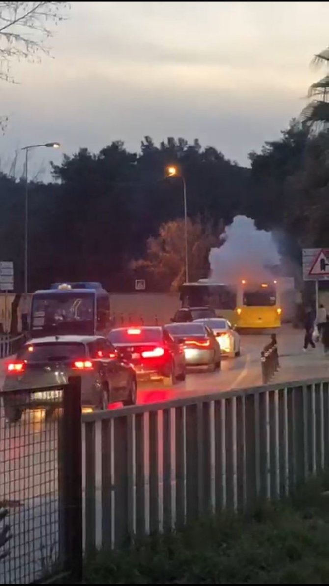 Pendik’te İ̇ett Otobüsünde Yangın Paniği: Yolcular Tahliye Edildi