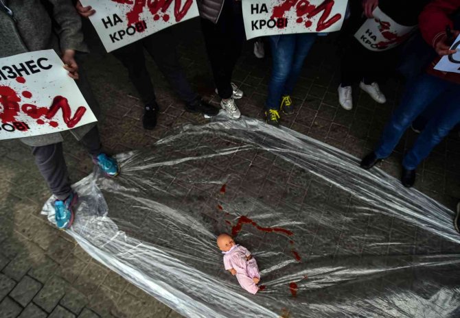 Ukraynalılar Fransız Market Zincirini Protesto Etti