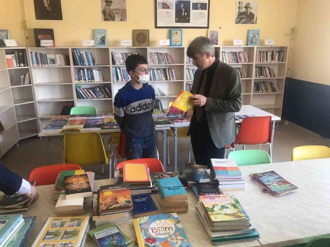Rektör Prof. Dr. Kazım Uysal, İ̇nköy Ortaokulu’na Kitap Bağışladı