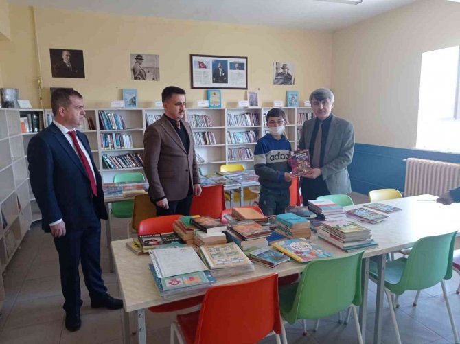 Rektör Prof. Dr. Kazım Uysal, İ̇nköy Ortaokulu’na Kitap Bağışladı