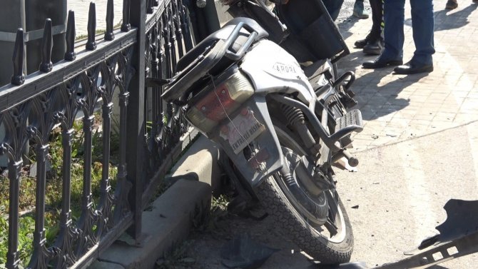 Hafif Ticari Araç Elektrikli Bisiklete Çarptı: 1 Yaralı