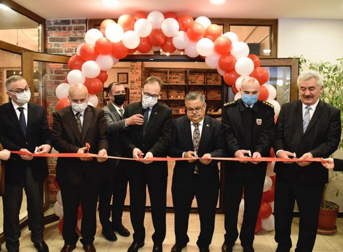 Sıfır Atık Ve Geri Dönüşüm Temasından Esinlenerek Oluşturulan ‘Kitap Kafe’ Hizmete Açıldı