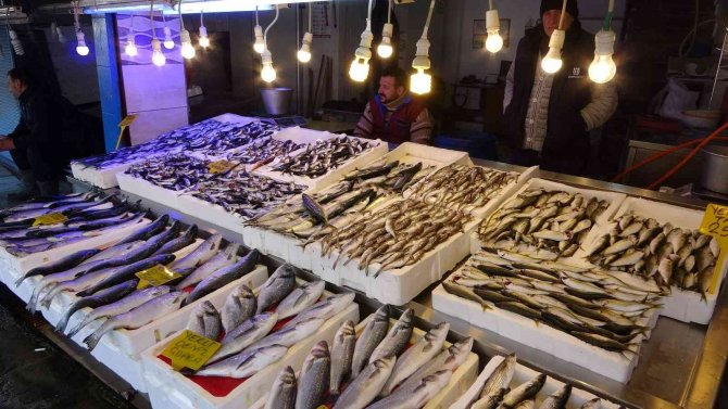 Trabzon’da Tezgâhları Farklı İllerden Gelen Balıklar Süslüyor