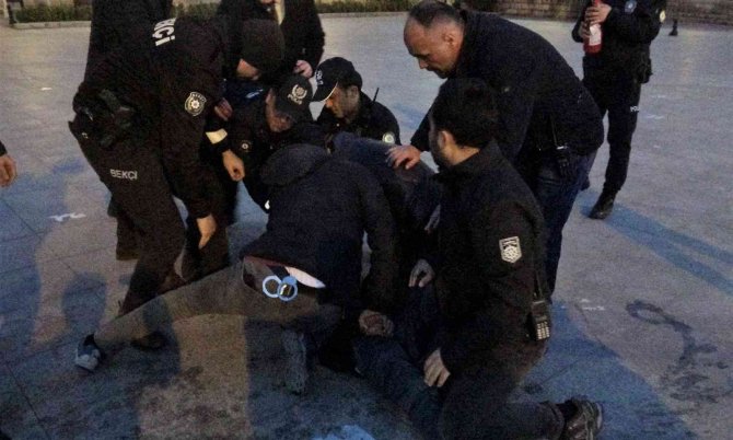 Üzerine Benzin Dökerek Kendini Yakmak İsteyen Vatandaşa Polis Müdahale Etti