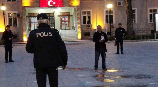 Üzerine Benzin Dökerek Kendini Yakmak İsteyen Vatandaşa Polis Müdahale Etti