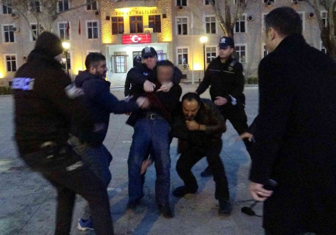 Üzerine Benzin Dökerek Kendini Yakmak İsteyen Vatandaşa Polis Müdahale Etti