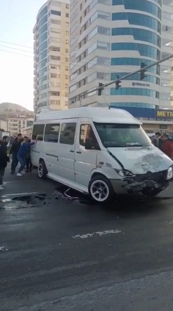 Polis Motosikleti İle Dolmuş Minibüsün Çarpışma Anı Kamerada