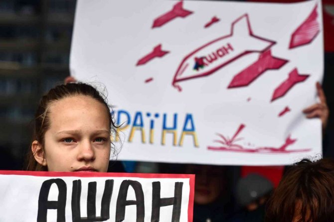 Ukraynalılar Fransız Market Zincirini Protesto Etti