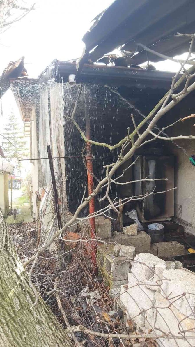 Yalova’da Tek Katlı Ev Yangında Küle Döndü
