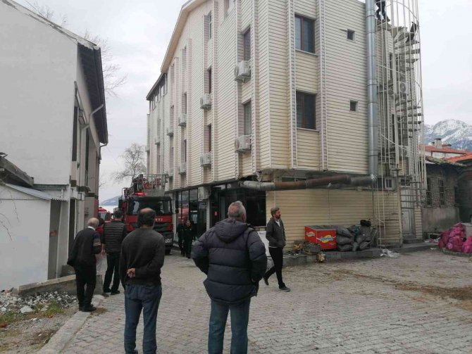 Eğirdir’de Bir Otelin Tutuşan Bacası Korkuttu