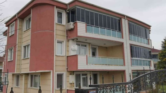 3. Kattan Merdiven Boşluğuna Düşen Anaokulu Müdürü Yaralandı