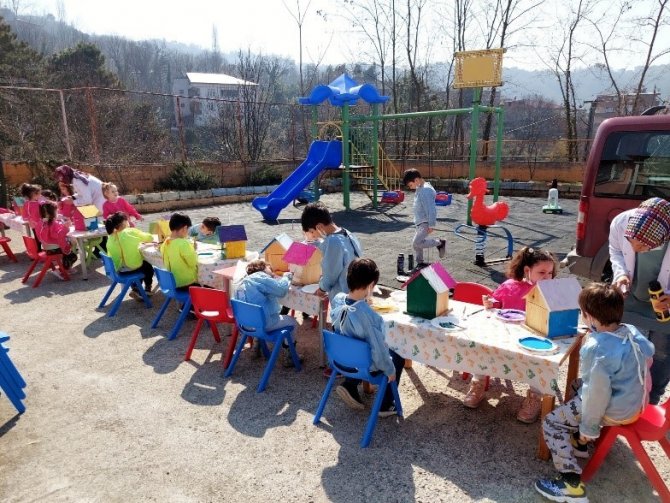 Kuş Evleri Rengârenk Boyandı, Okul Bahçesine Sebze Fideleri Dikildi