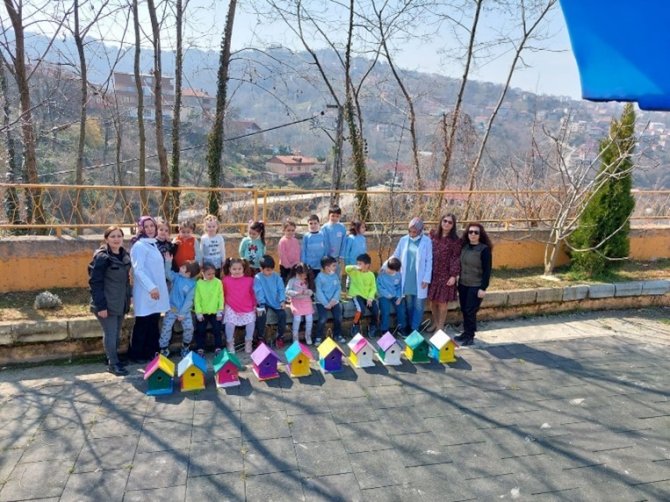Kuş Evleri Rengârenk Boyandı, Okul Bahçesine Sebze Fideleri Dikildi