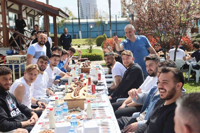 Adana Demirspor’a 20 Metrelik Kebap Ziyafeti